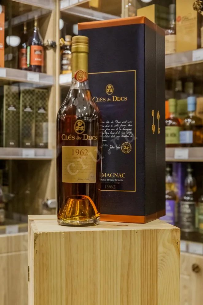 В магазине Крю Профи Cles des Ducs 1962 0.7 л