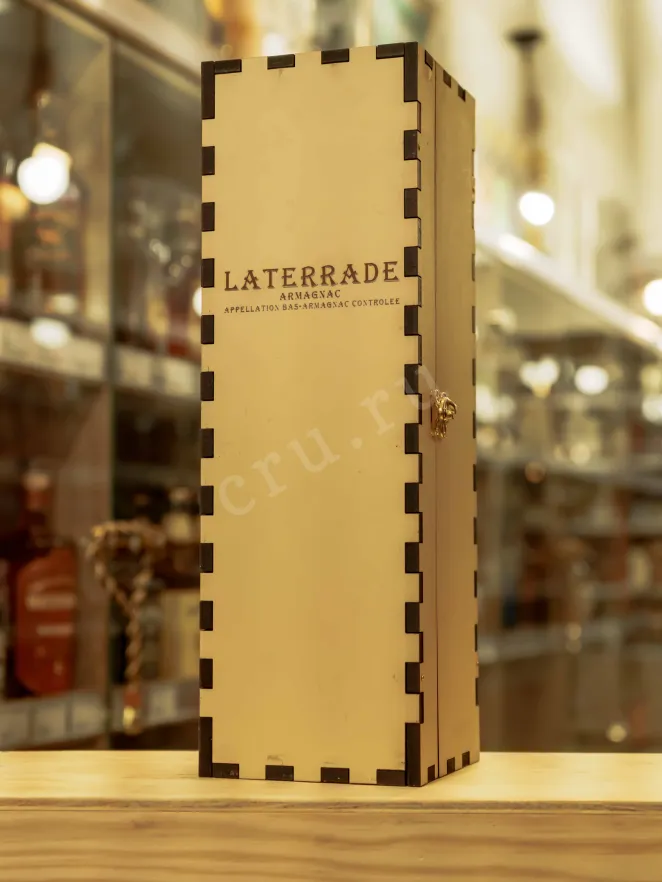 В магазине Крю Профи Laterrade Domaine Marquet Bas-Armagnac in wooden box 1996 0.7 л