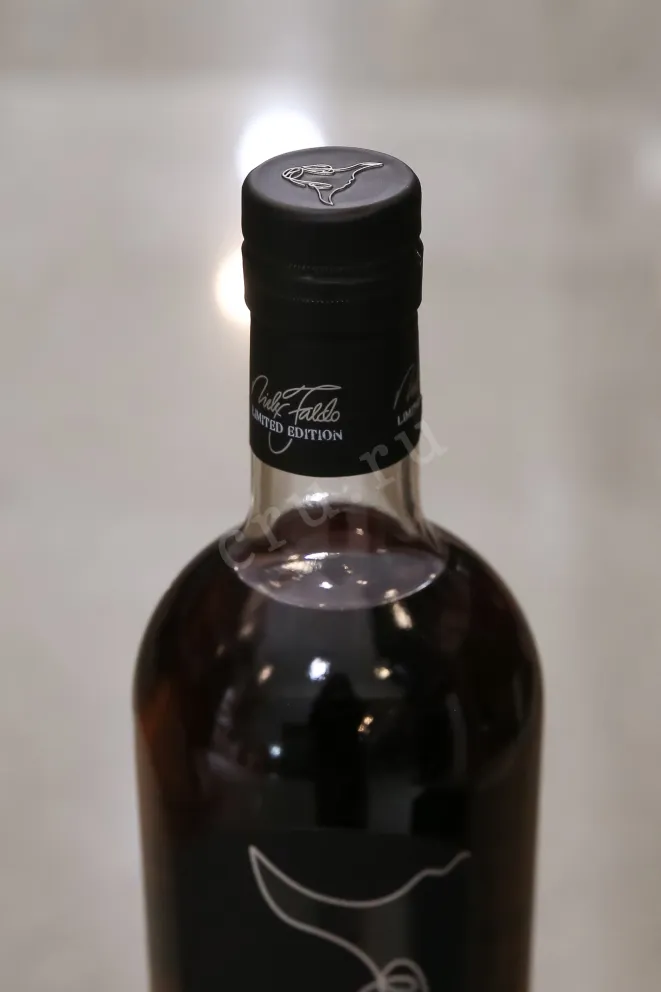 Пробка Black Bull Blended 18 years old with gift box 0.7 л