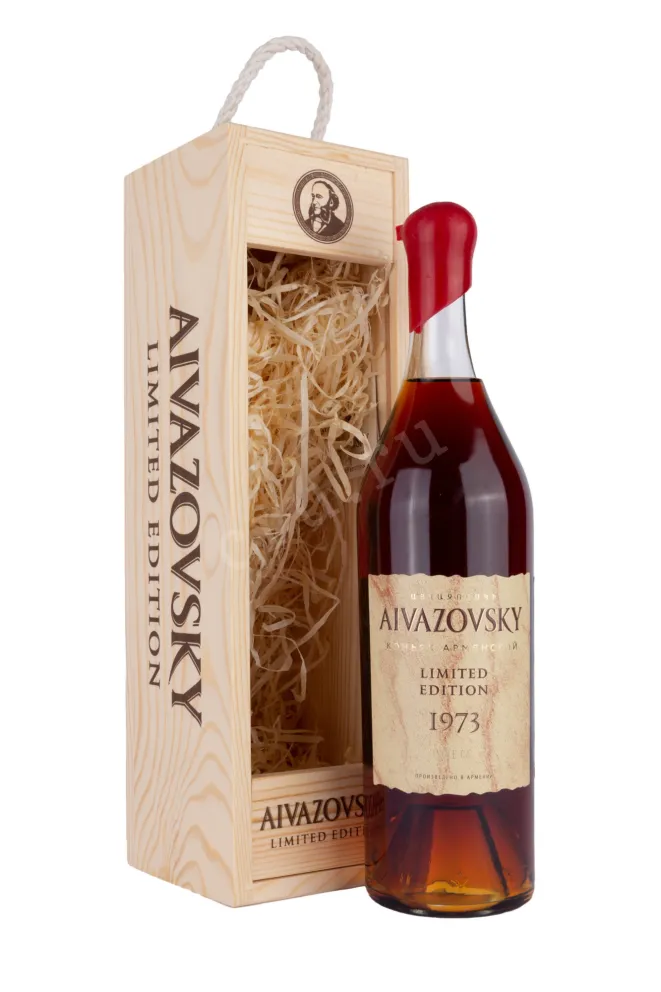 Коньяк Айвазовский Лимитированная Коллекция в деревянной упаковке 1973 0.7 л