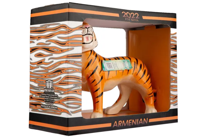В подарочной коробке Proshyan Brandy Factory Tiger 7 Stars 0.5 л