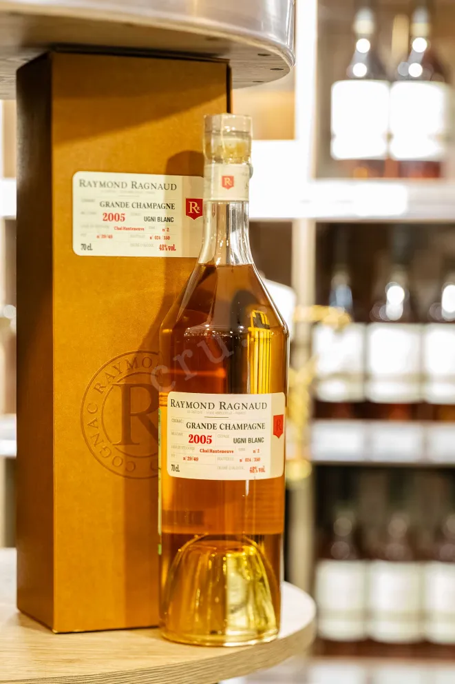 В магазине Крю Профи Raymond Ragnaud Millesime Grande Champagne in gift box 2005 0.7 л