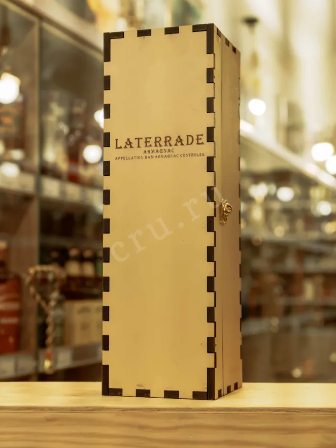 В магазине Крю Профи Laterrade Domaine de La Coste Lacourtoisie Bas-Armagnac in wooden box 1982 0.7 л