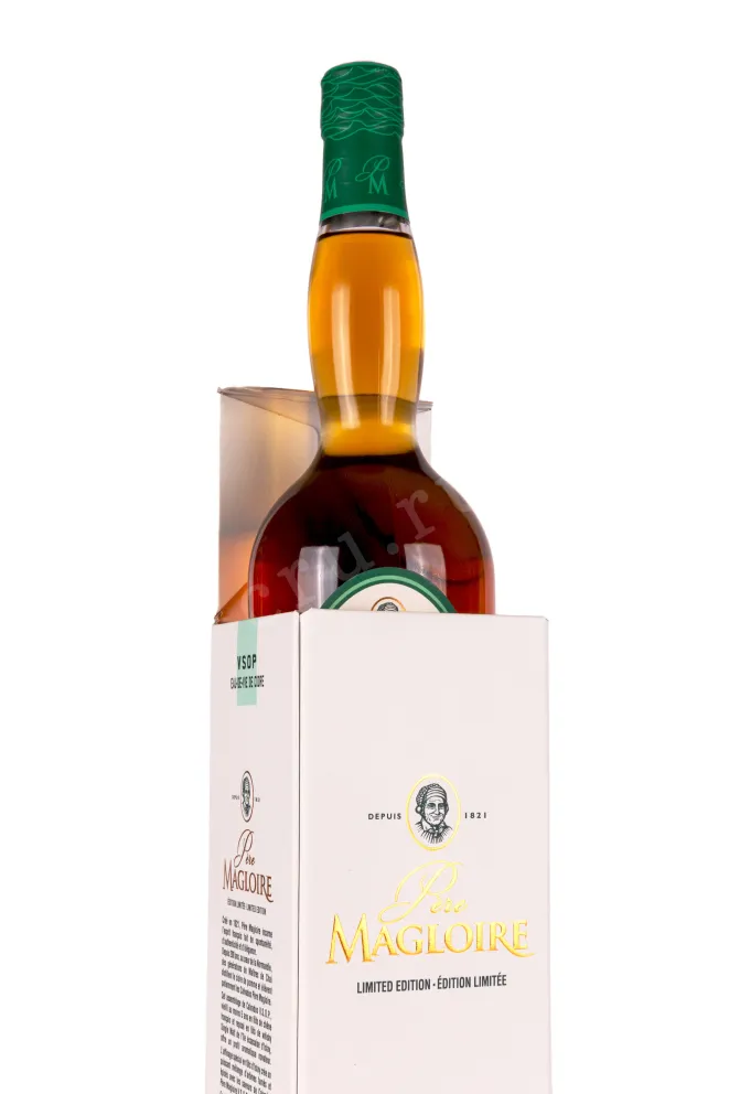 В подарочной коробке Pere Magloire VSOP Smoky Islay Cask Finish in gift box 0.7 л