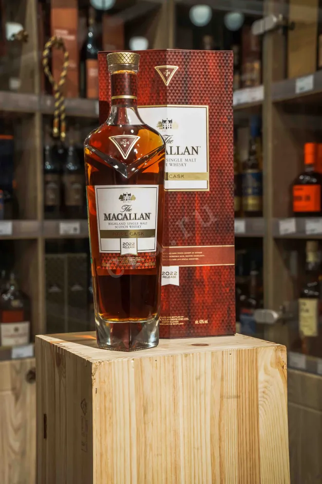 В магазине Крю Профи The Macallan Rare Cask Black gift box 2022 0.7 л