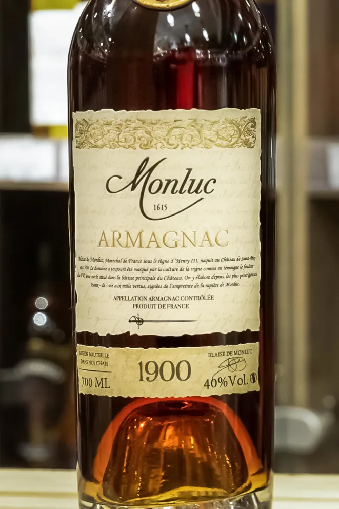 В магазине Крю Профи Monluc in wooden box 1900 0.7 л