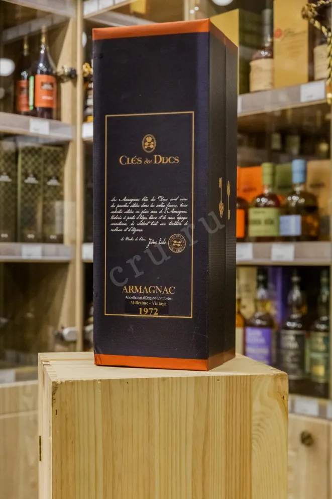 В магазине Крю Профи Cles des Ducs in gift box 1972 0.7 л
