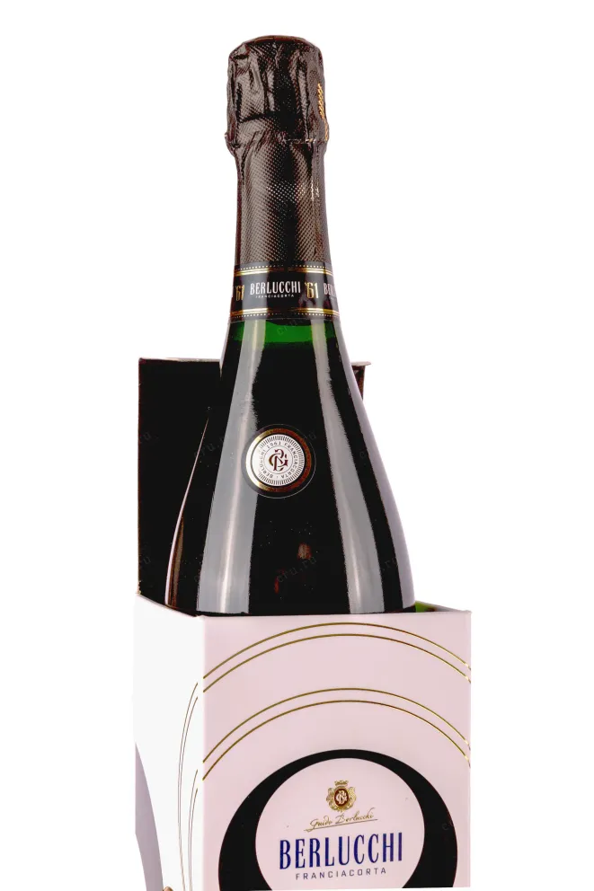 В подарочной коробке Berlucchi 61 Franciacorta Extra Brut in giftbox 0.75 л