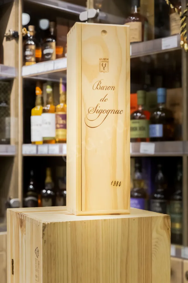 В магазине Крю Профи Baron de Sigognac wooden box 1984 0.7 л
