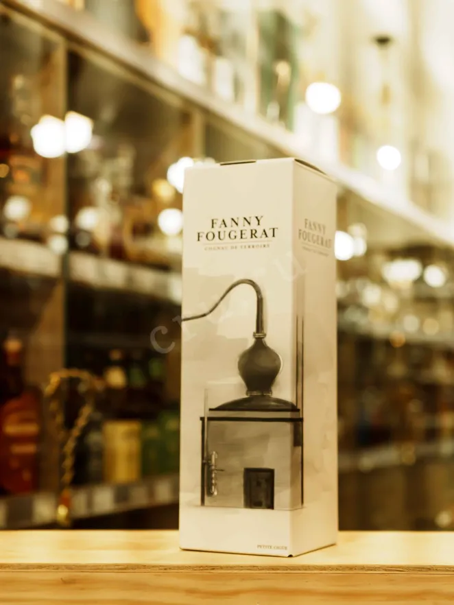 В магазине Крю Профи Fanny Fougerat Iris Poivre XO Borderies in gift box 0.7 л