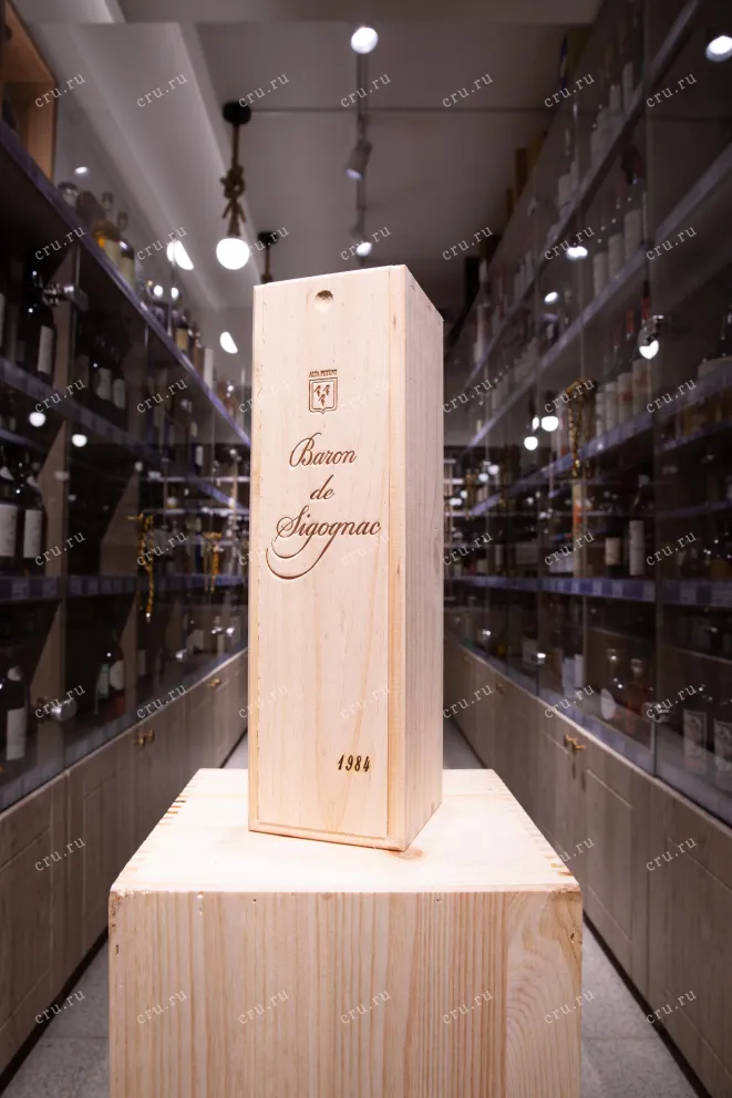 В магазине Крю Профи Baron de Sigognac wooden box 1984 0.7 л