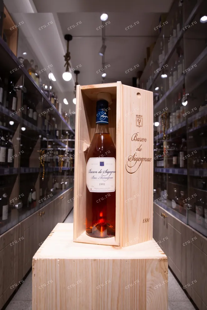В магазине Крю Профи Baron de Sigognac wooden box 1991 0.7 л