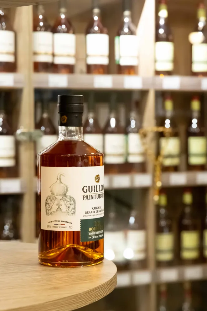 В магазине Крю Профи Guillon Painturaud XO Hors dAge 1er Cru de Cognac in gift box 0.7 л