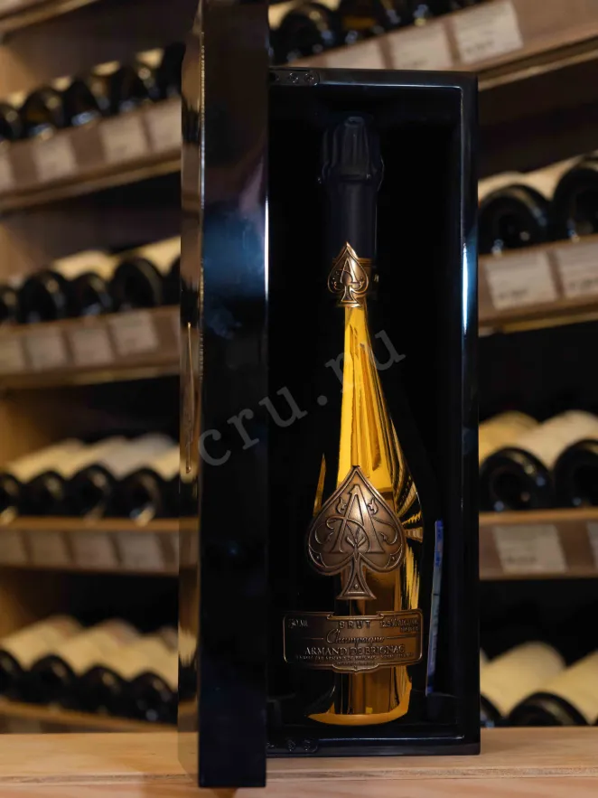 В магазине Крю Профи Armand de Brignac Brut in gift box with case 2021 0.75 л