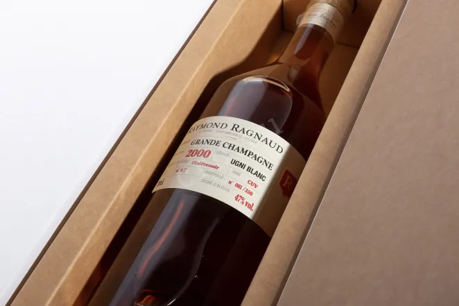 В подарочной коробке Raymond Ragnaud Millesime Grande Champagne in gift box 2000 0.7 л