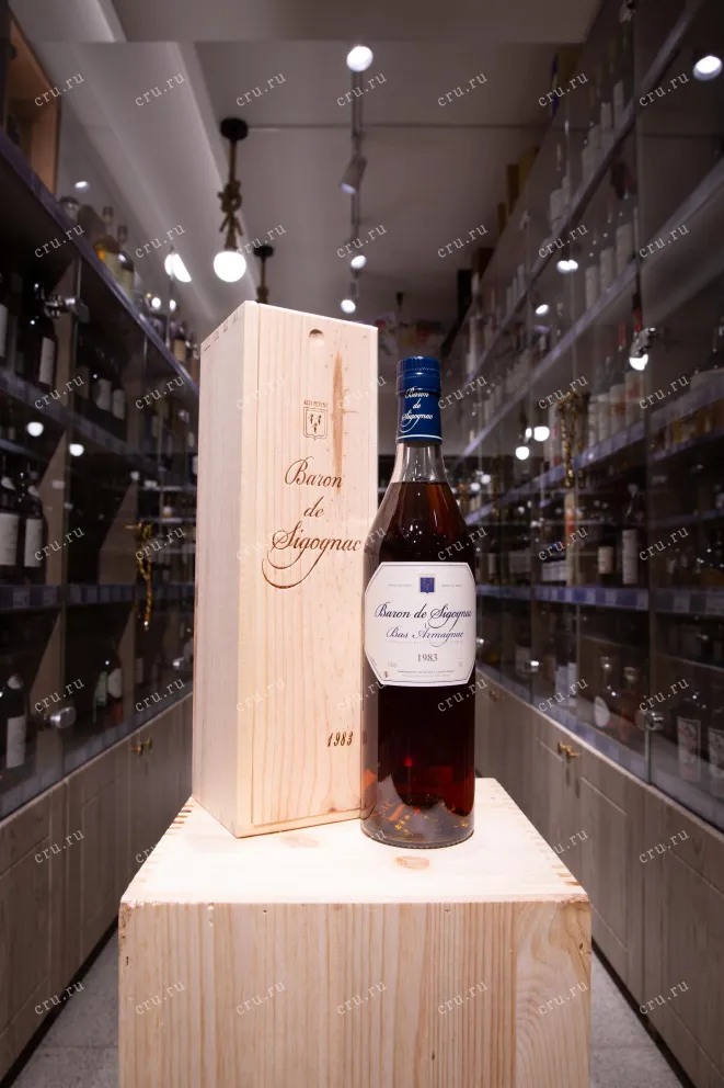В магазине Крю Профи Baron de Sigognac wooden box 1983 0.7 л