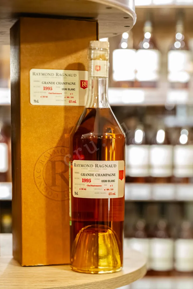 В магазине Крю Профи Raymond Ragnaud Millesime Grande Champagne in gift box 1995 0.7 л