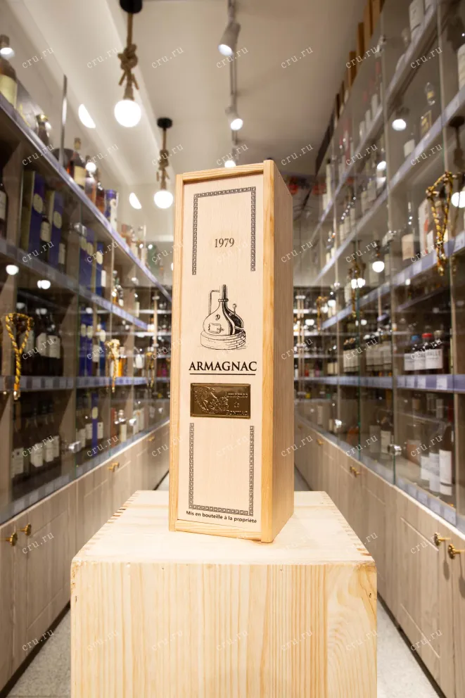 В магазине Крю Профи Bas-Armagnac De Pontiac wooden box 1979 0.7 л