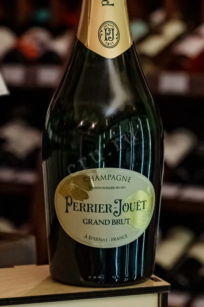 В магазине Крю Профи Perrier-Jouet Grand Brut in gift box 2021 0.75 л