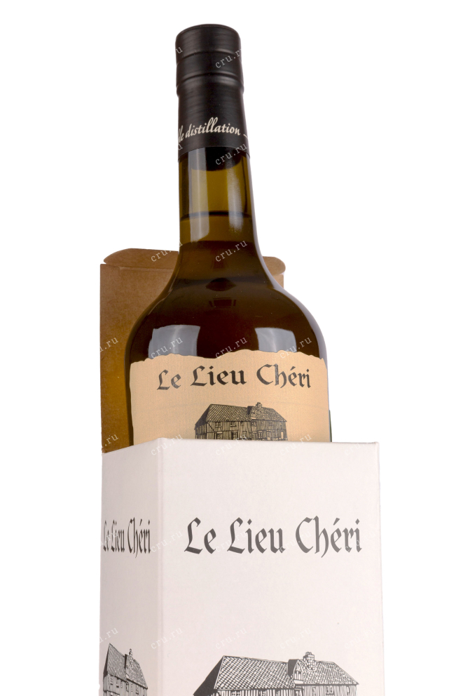 В подарочной коробке Le Lieu Cheri Calvados Pays dAuge 3 ans gift box 0.7 л
