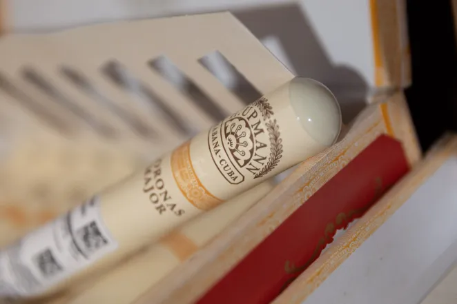 В магазине Крю Профи H. Upmann Coronas Major А/Т *25