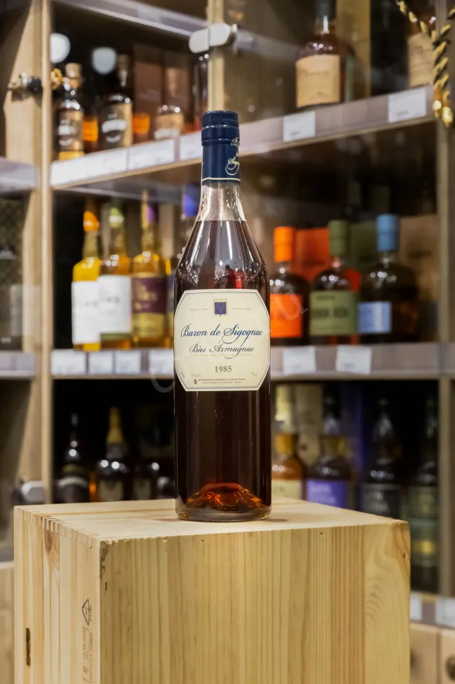 В магазине Крю Профи Baron de Sigognac wooden box 1985 0.7 л