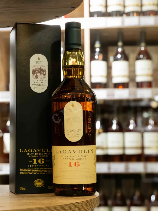 Виски Lagavulin 16 years with gift box  0.7 л