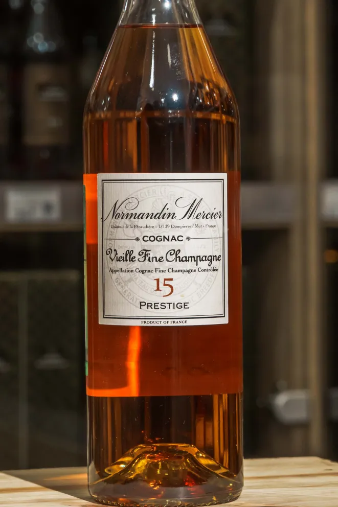 В магазине Крю Профи Normandin-Mercier Prestige Vielle Fine Champagne in gift box with 2 glasses 0.7 л