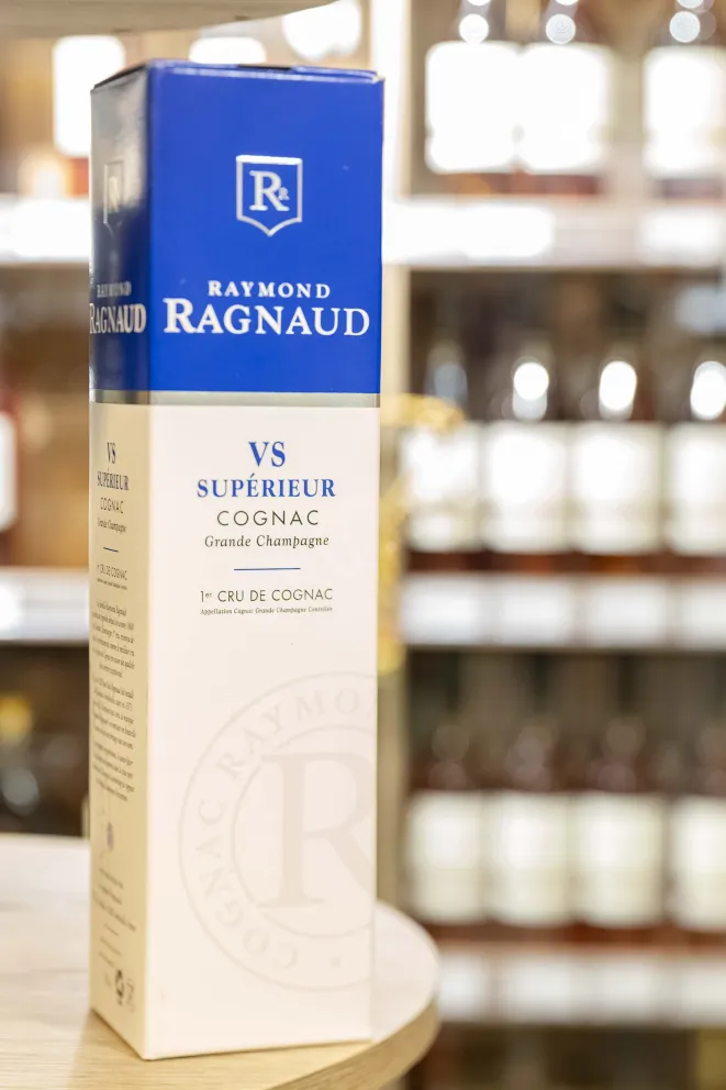В магазине Крю Профи Raymond Ragnaud VS Grand Champagne 1er Cru De Cognac in gift box 0.7 л
