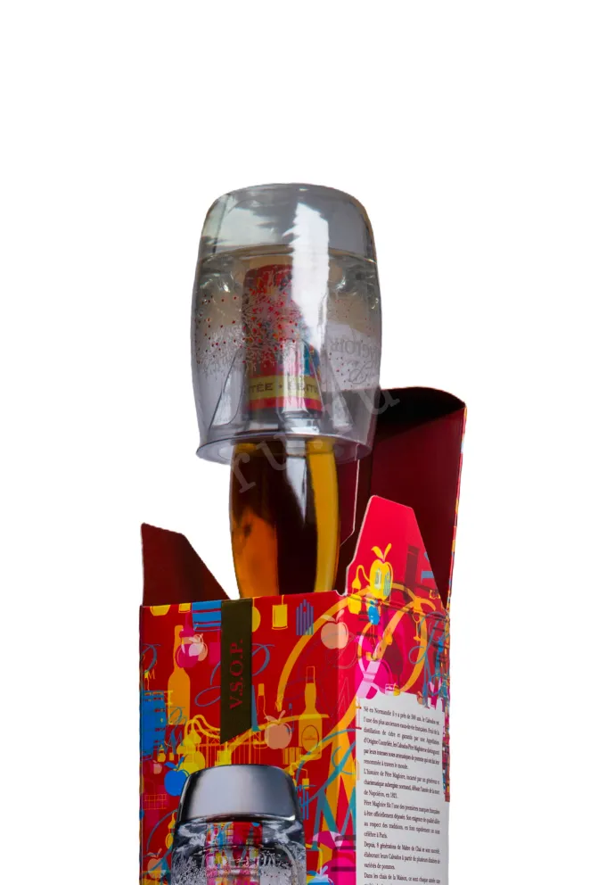 В подарочной коробке Pere Magloire Calvados VSOP gift box with glass 0.7 л