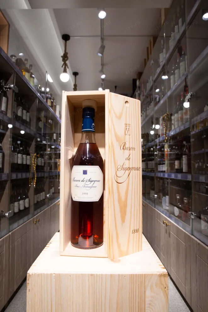 В магазине Крю Профи Baron de Sigognac wooden box 1998 0.7 л