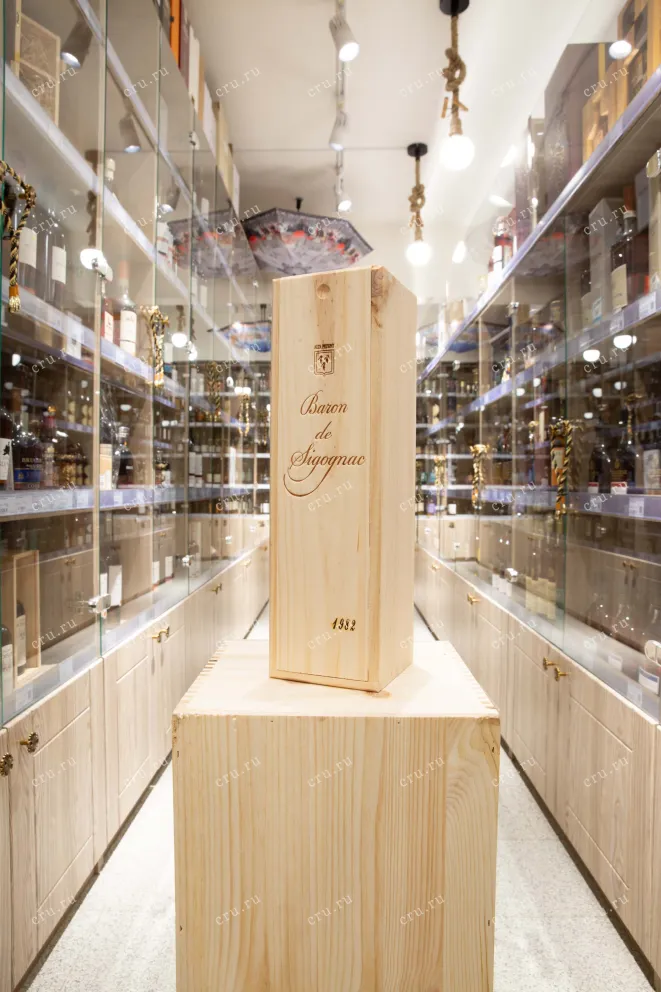 В магазине Крю Профи Baron de Sigognac wooden box 1982 0.7 л