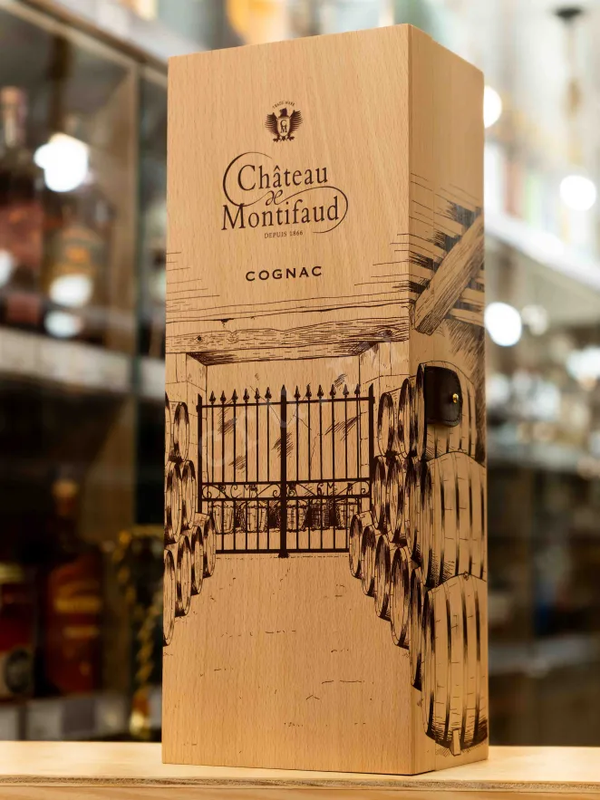 В магазине Крю Профи Chateau de Montifaud 50 years Heritage Louis Vallet with gift box 0.7 л