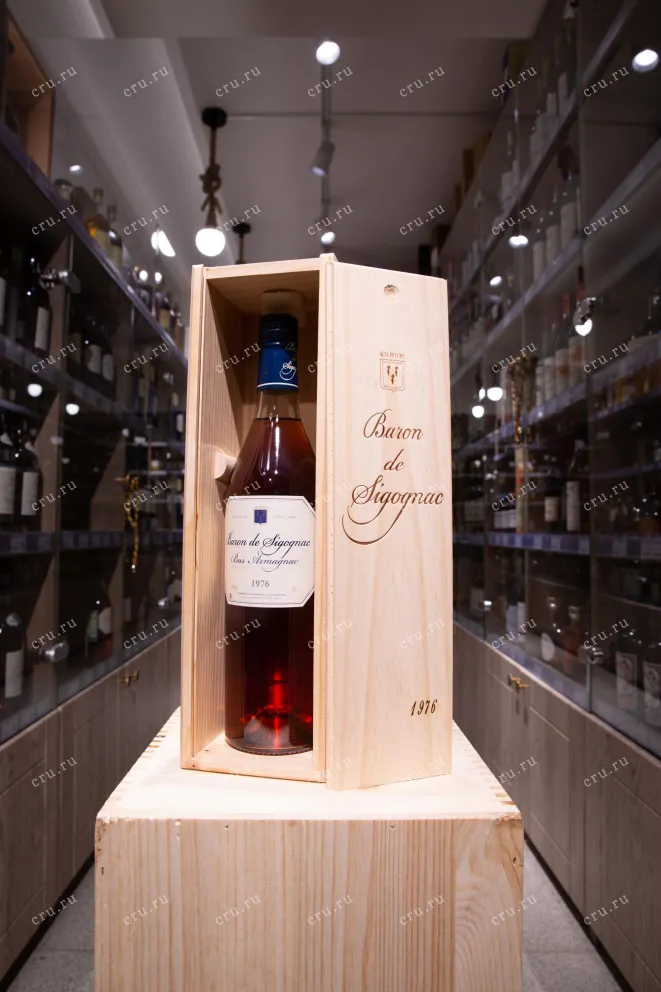 В магазине Крю Профи Baron de Sigognac wooden box 1976 0.7 л