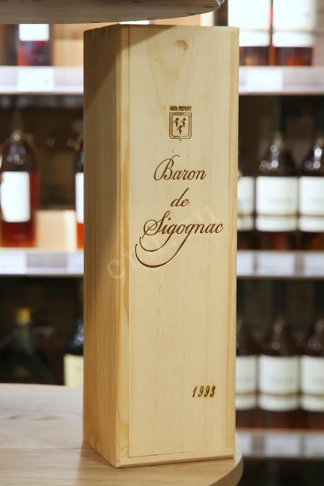 В магазине Крю Профи Baron de Sigognac wooden box 1993 0.7 л