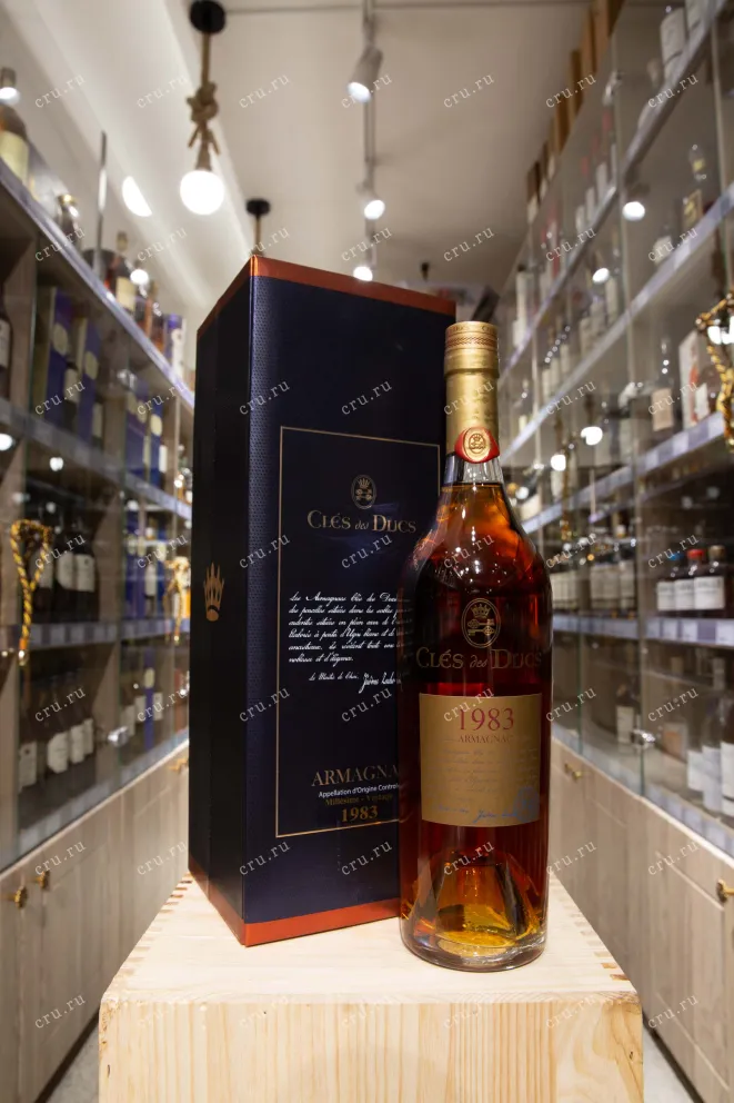 В магазине Крю Профи Cles des Ducs Millesime gift box 1983 0.7 л