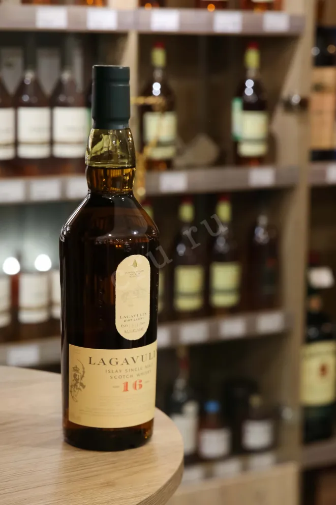 В магазине Крю Профи Lagavulin 16 years with gift box 0.7 л