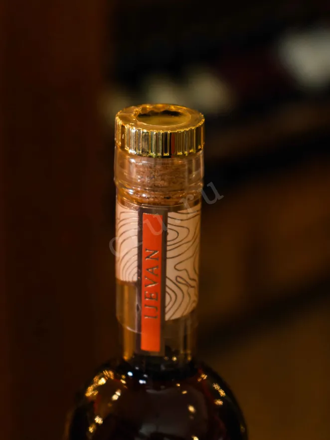 Пробка Ijevan Apricot 7 years in gift box 0.5 л