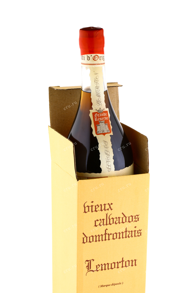Бутылка кальвадоса Лемортон 1999 0.7 в подарочной коробке