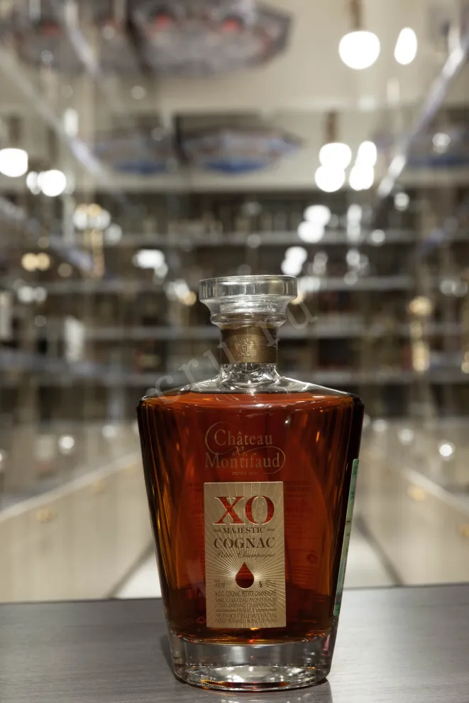 В магазине Крю Профи Chateau Montifaud Petit Champagne XO Majestic gift box 0.7 л