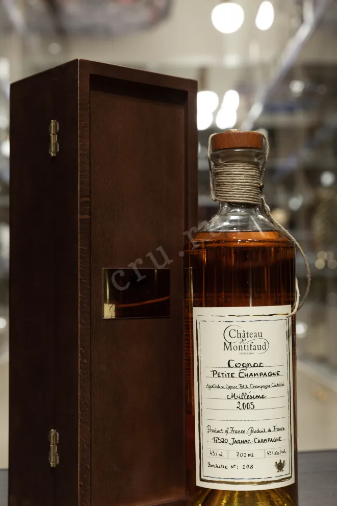 В магазине Крю Профи Chateau de Montifaud Petite Champagne Millesime in wooden box 2005 0.7 л