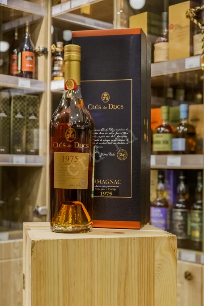В магазине Крю Профи Cles des Ducs Millesime 1975 0.7 л