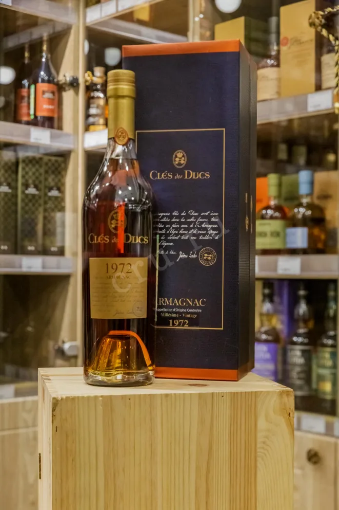 В магазине Крю Профи Cles des Ducs in gift box 1972 0.7 л