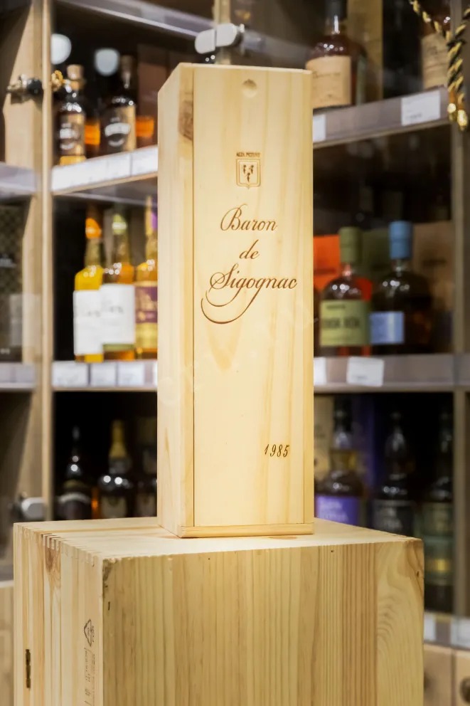 В магазине Крю Профи Baron de Sigognac wooden box 1985 0.7 л