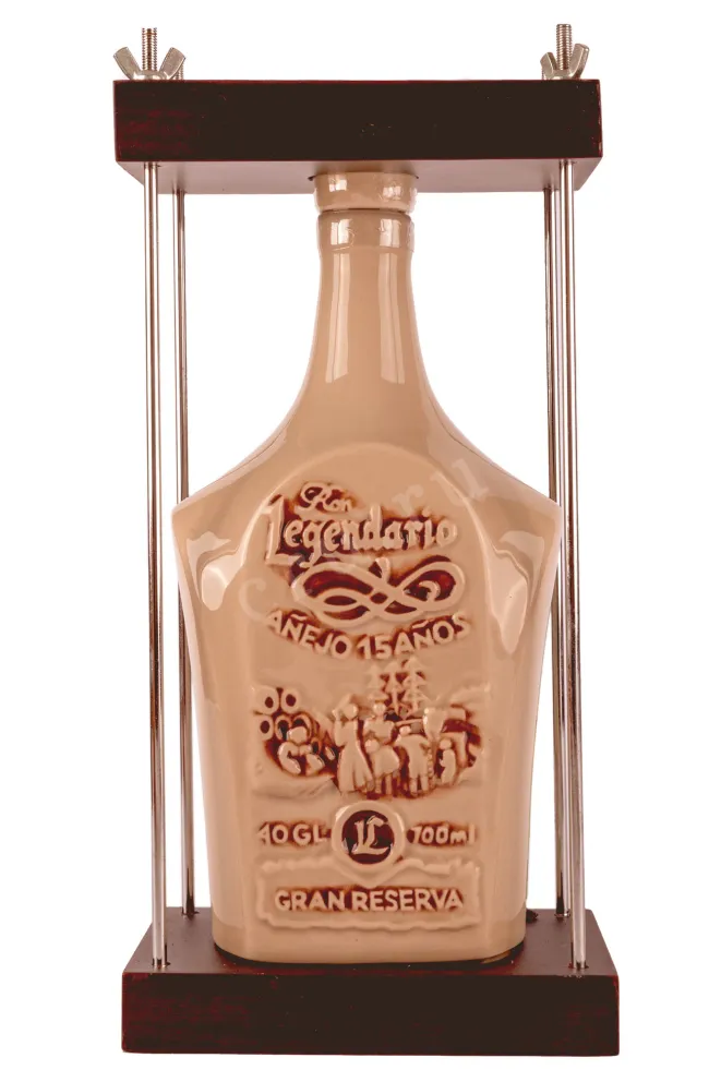 Бутылка Legendario Ron Gran Reserva 15 years ceramics in wooden box 0.7 л