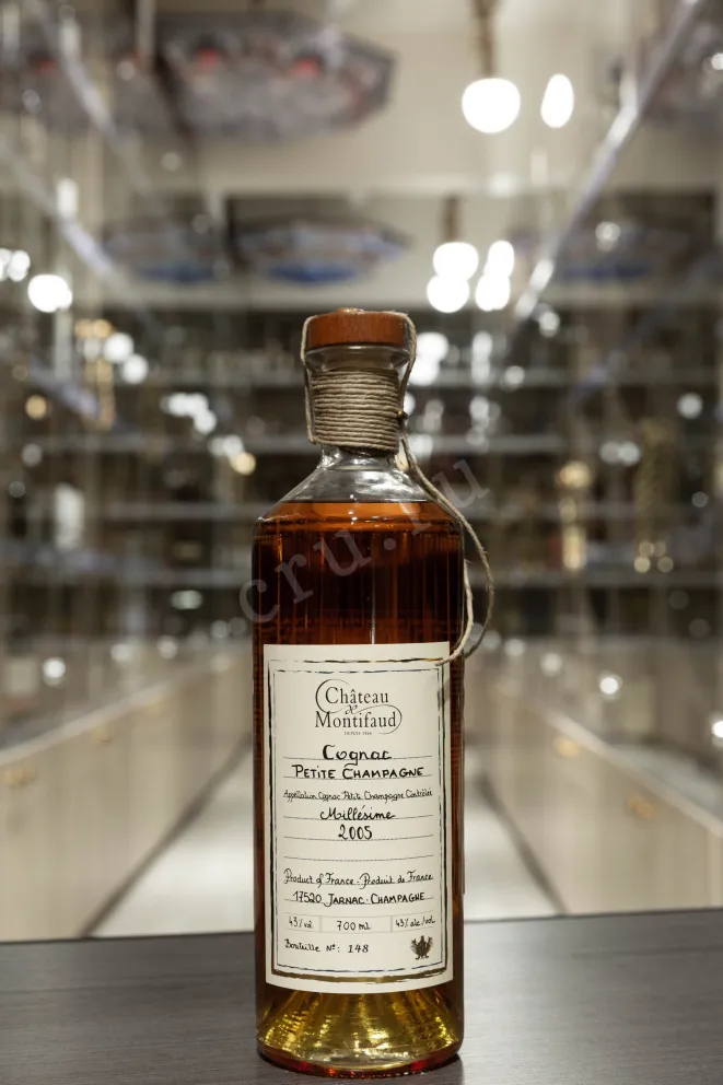 В магазине Крю Профи Chateau de Montifaud Petite Champagne Millesime in wooden box 2005 0.7 л