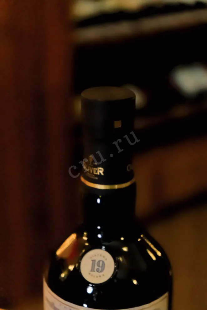 Пробка Oliver Presidente Marti 19 years gift box 0.7 л