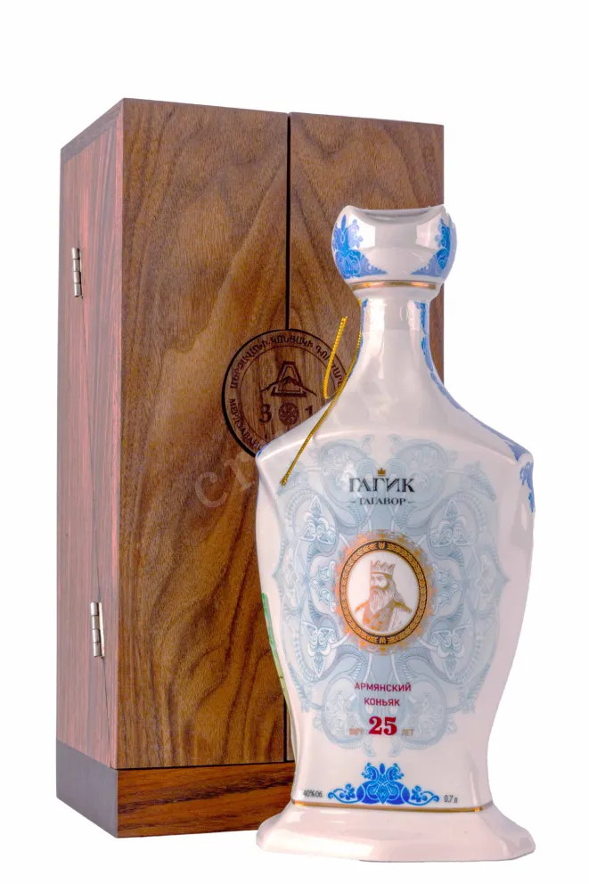 Коньяк Гагик Тагавор ОС 25 лет (керам. бут) в деревянной упаковке   0.7 л