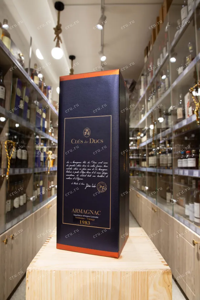 В магазине Крю Профи Cles des Ducs Millesime gift box 1983 0.7 л