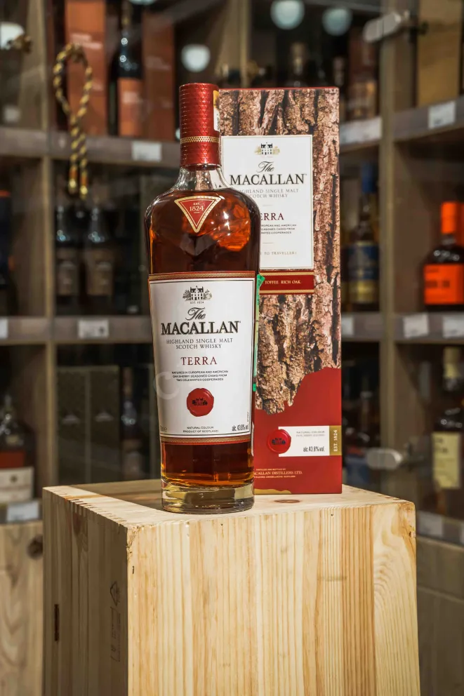 В магазине Крю Профи Macallan A night on Earth of Scotland 0.7 л